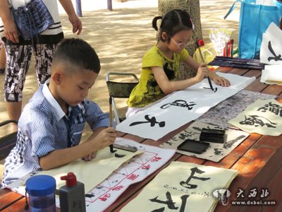 水車(chē)博覽園的黃河步道來(lái)了幾位小書(shū)法家