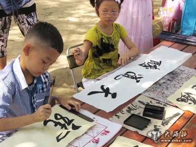 水車(chē)博覽園的黃河步道來(lái)了幾位小書(shū)法家