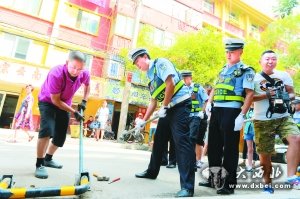 交警拆除居民私自安裝的地鎖