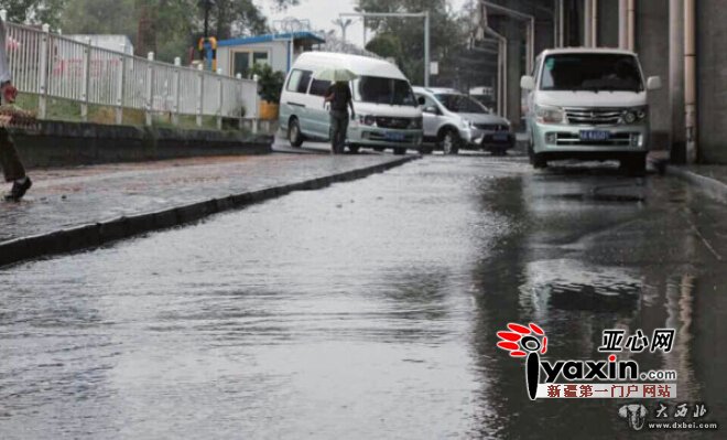 烏魯木齊市一馬路上的窨井雨后直冒污水和臟物