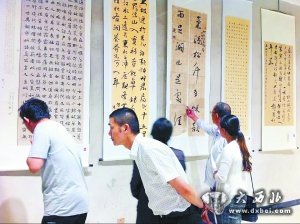 書畫愛好者參觀全國農(nóng)民書畫展書畫作品