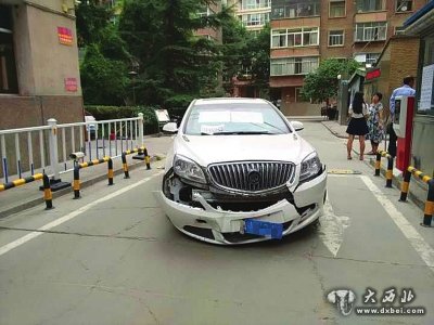 半夜三更轎車被撞“殘疾”了