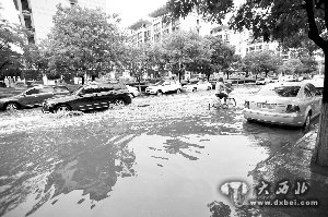 天慶嘉園十字路口每逢降雨積水成河