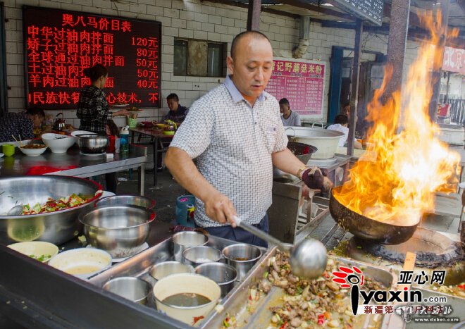 路邊餐廳一份豪華拌面280元 老板：食材質(zhì)優(yōu)價(jià)高手藝好 食客：味道獨(dú)特就是有點(diǎn)貴