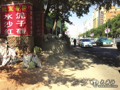 緊挨著道路的兩家還沒有拆除