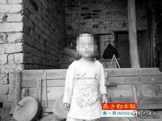 今年2歲的小翠兒(化名)當初被12歲的媽媽作為“證據(jù)”生下來，爸爸是一個74歲的老人，如今仍在監(jiān)獄中服刑。她的未來將會怎樣？A 18-19版攝影：南都首席記者 占才強