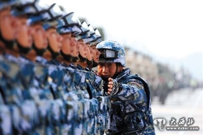 海軍陸戰(zhàn)隊(duì)兩棲突擊車方隊(duì)的教練員正在拉“五線”，調(diào)整排面整齊。周啟青攝