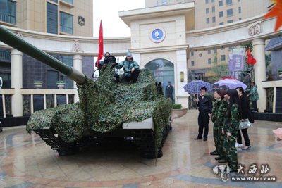 平?jīng)觯焊邫n小區(qū)來了“飛機(jī)坦克”市民雨中圍觀