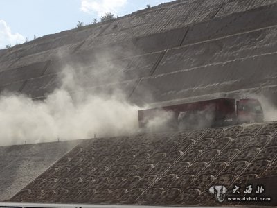 修路不灑水，車過陳土飛