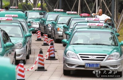 2011年10月20日一早，杭州8200輛出租車(chē)開(kāi)始陸續(xù)前往杭州江干體育中心調(diào)整計(jì)價(jià)器，現(xiàn)場(chǎng)排起了長(zhǎng)長(zhǎng)的隊(duì)伍。 圖東方IC