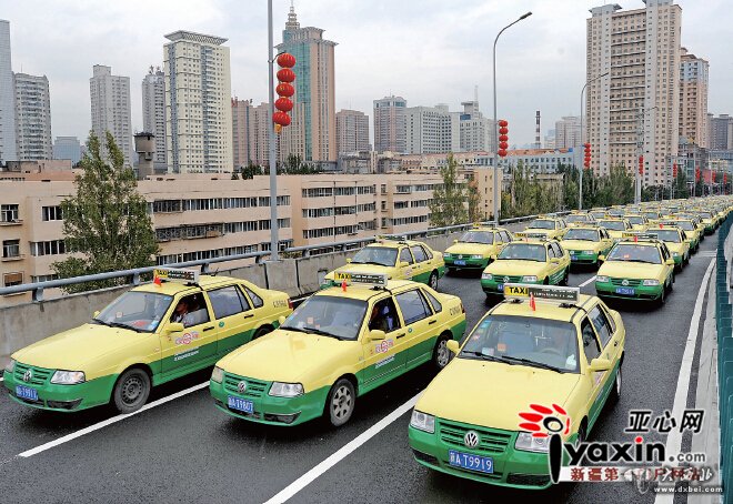 烏魯木齊阿勒泰路高架昨日11時全線通車 市民到機(jī)場又多了一條路 六分鐘跑完全程 那暢爽難以置信