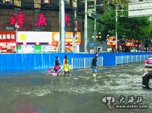 一小時(shí)急暴雨 水淹金城寸步難行