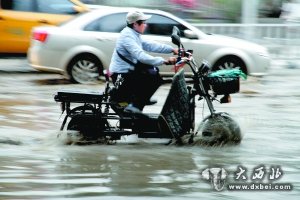 一小時(shí)急暴雨 水淹金城寸步難行