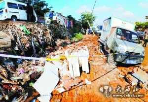 30米圍墻倒塌砸中過(guò)路車(chē)輛