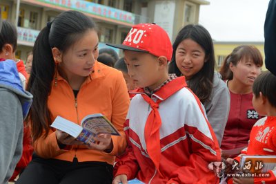 “愛心媽媽”給留守兒童送溫暖