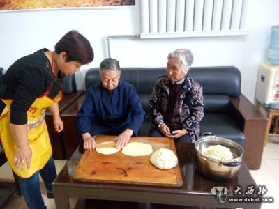 鐘家河社區(qū)中秋給老人做月餅