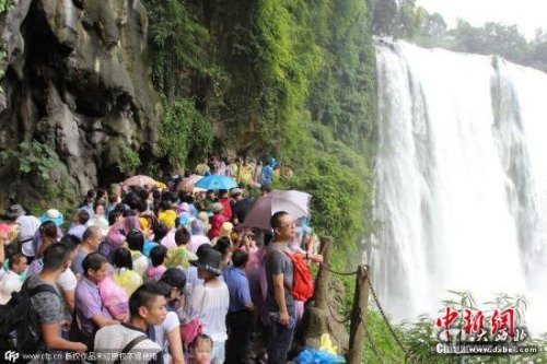 2015年8月1日，黃果樹瀑布在豐水期飛流直下，氣勢(shì)磅礴，景區(qū)現(xiàn)“人海觀瀑”， 隊(duì)伍綿延好幾里。