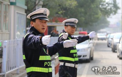 東崗交警全面開(kāi)展國(guó)慶節(jié)前交通秩序整治