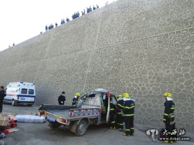 失控貨車沖下20米護(hù)坡 駕駛室內(nèi)兩人當(dāng)場死亡