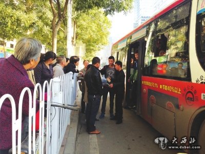 女乘客丟手機丟錢包全車人配合捉拿小偷