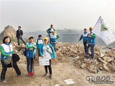 10月4日，徒步第三天，參與的70后志愿者們在途中留影。受訪者供圖