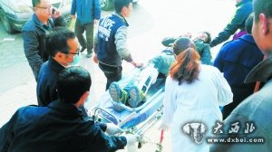 電梯轎廂失控壓住安裝人員救援人員陪其聊天“溫情”救人