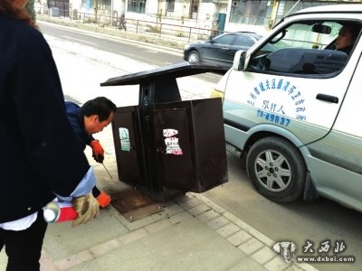 不到一個(gè)月南河道附近89個(gè)果皮箱遭遇黑手