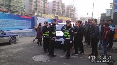 城管執(zhí)法車上路未掛牌被交警當(dāng)場查扣