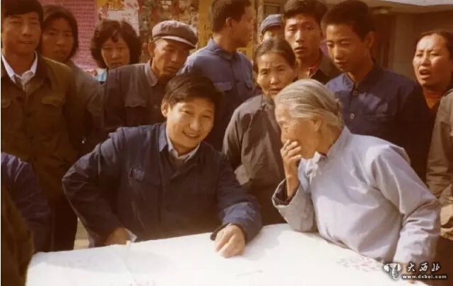 1983年，時任河北正定縣委書記的習(xí)近平，臨時在大街上擺桌子聽取民眾意見