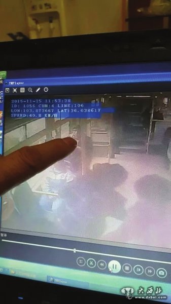 公交車上女士落下8萬(wàn)元監(jiān)控顯示男子順手拿走了