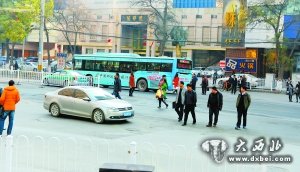 11月30日14時許，東崗西路春風(fēng)廣場門前行人橫穿馬路