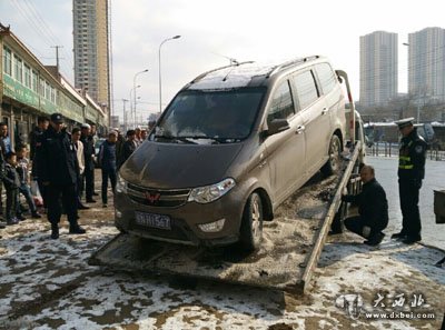 車輛違法占道被交警鎖扣 僥幸車主拆鎖逃跑又被城管逮住