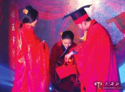 婚禮秀上展示的我國傳統(tǒng)婚禮