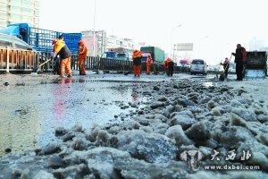 窨井堵塞污水漫街 冰封路面人車難行