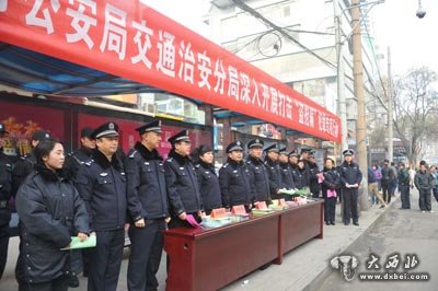 民警公交站點傳授防扒攻略