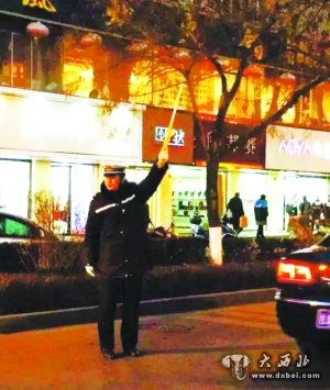 天寒地凍 交警撐舉線纜保暢通