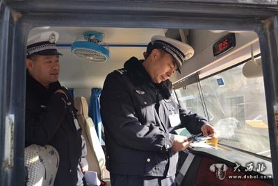 東崗交警開(kāi)展冬季校車安全檢查