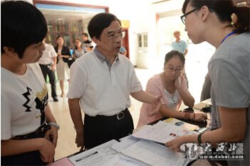 湖南長沙荷花園街道荷晏社區(qū)，不少市民陸續(xù)前來辦理參保登記