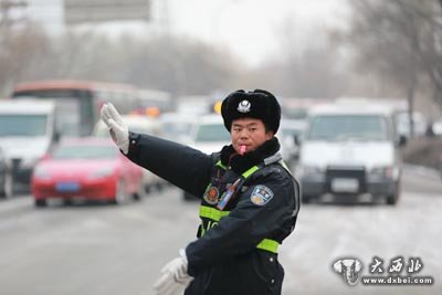 蘭州交警全力確保雪天交通安全