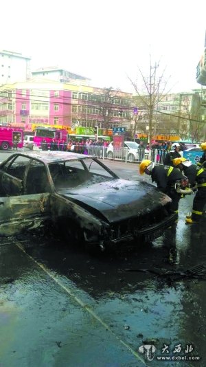 轎車鬧市自燃被燒成空殼