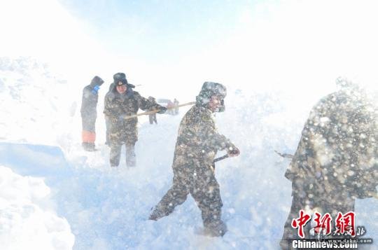 旅游車隊在新疆遭埋