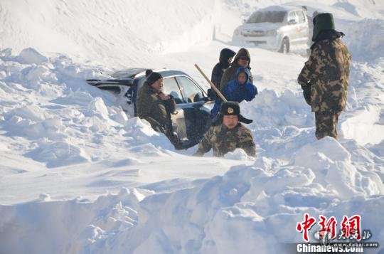 旅游車隊在新疆遭埋