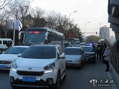 蘭州七里河橋以東5O米的馬路北側(cè)立交橋下發(fā)生四車相撞事故