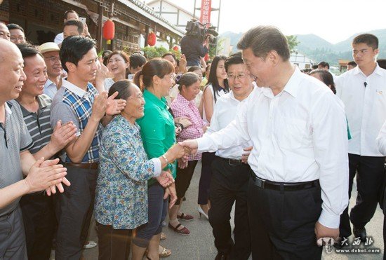 習(xí)近平在遵義縣楓香鎮(zhèn)花茂村看望村民