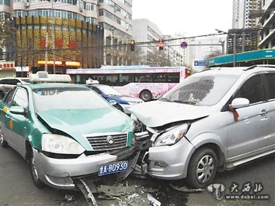 十字路口 小車禍引發(fā)大堵車