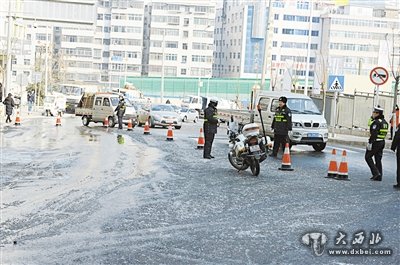 伏龍坪水管凍裂 600米馬路成溜冰場