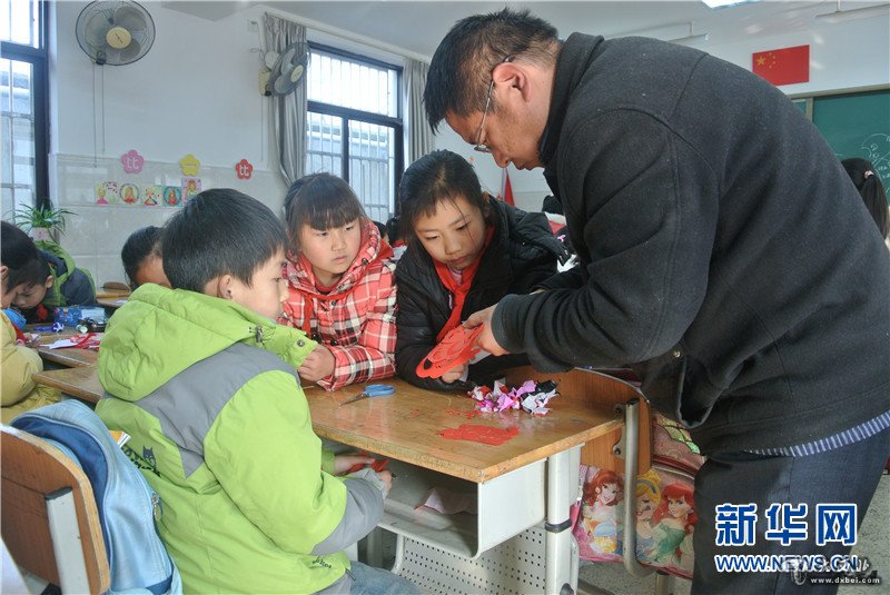 宏占久耐心地給孩子們作示范