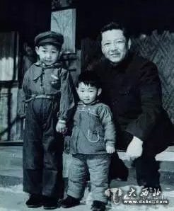 1958年，習(xí)近平與父親習(xí)仲勛、弟弟習(xí)遠平在一起