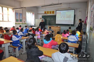 東崗交警為小學(xué)生送上“安全課”