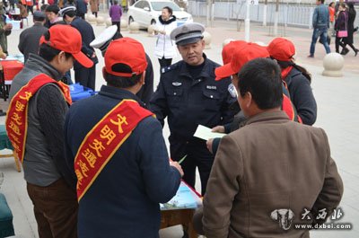 東崗交警開展學(xué)雷鋒志愿服務(wù)日活動